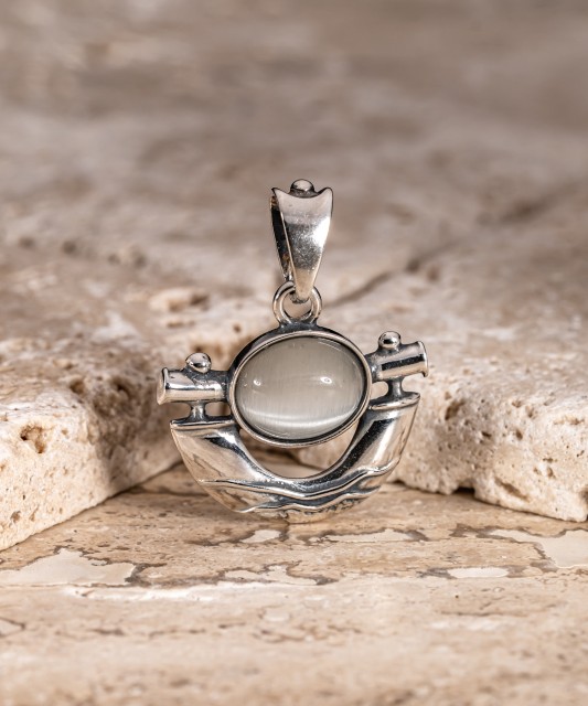 Hopeariipus kissansilmäkivellä