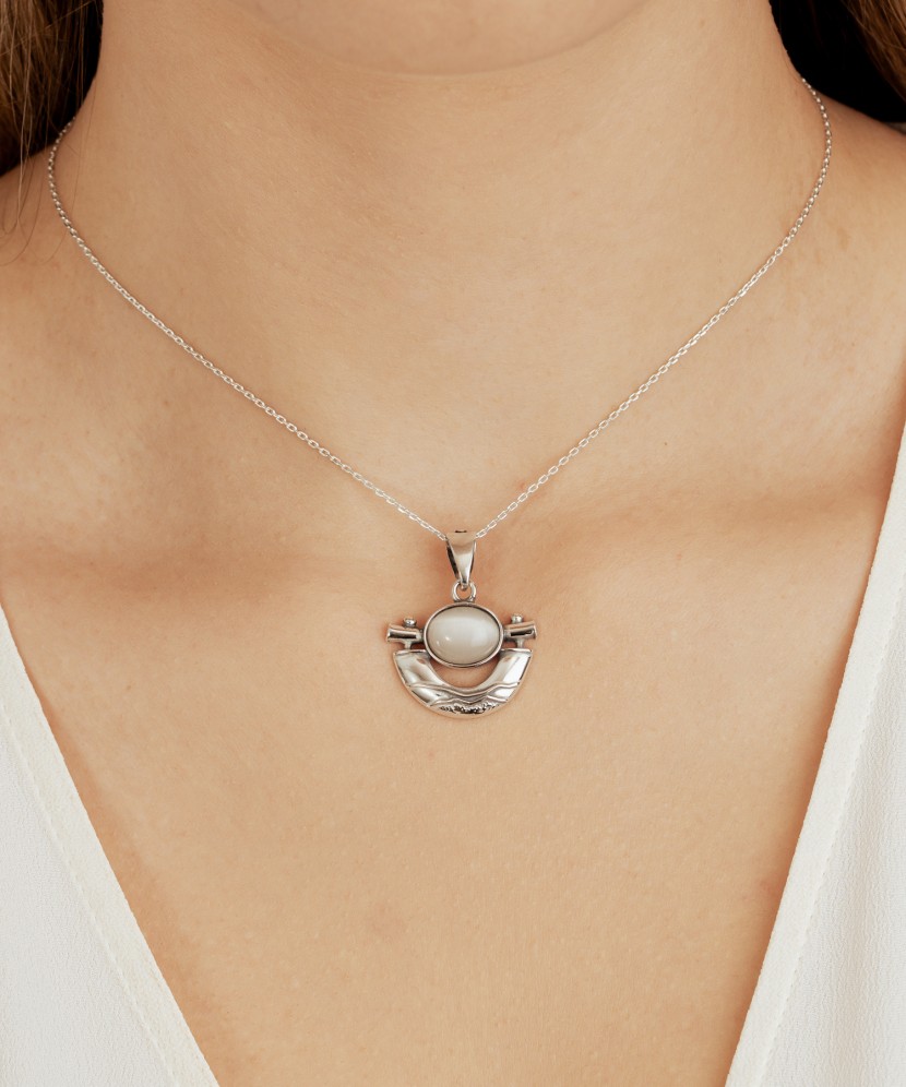 Hopeariipus kissansilmäkivellä