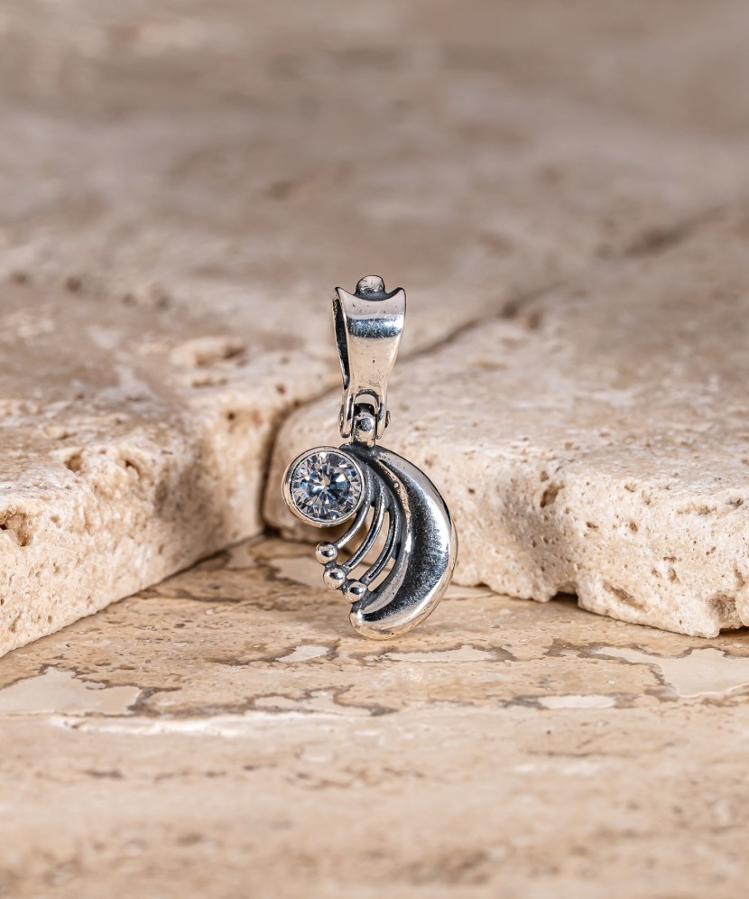 Sterling silver pendant with zirconium