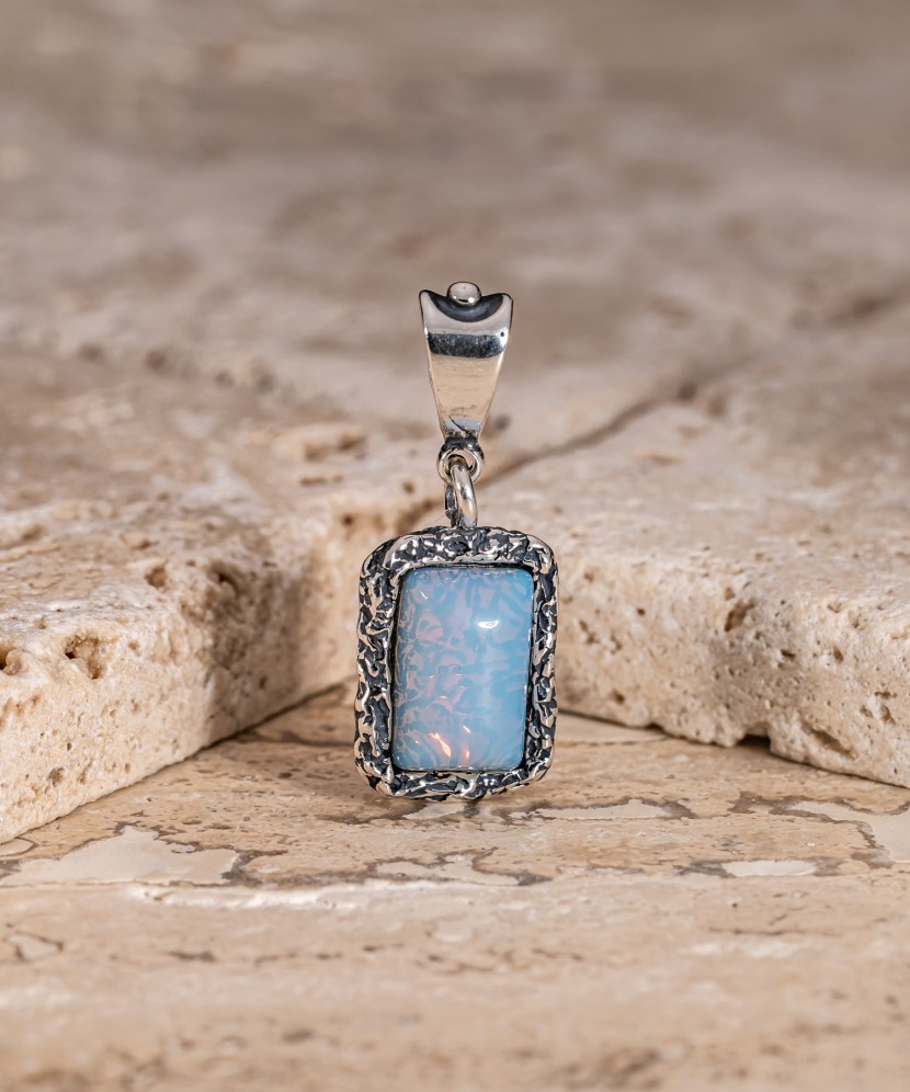Silver pendant with moonstone