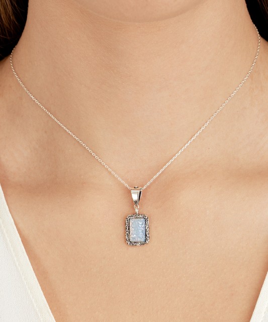 Hopeinen riipus kuunakivellä