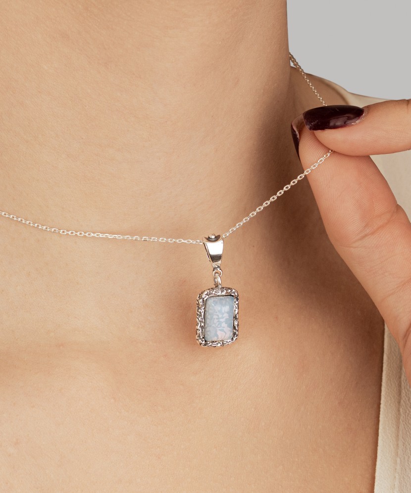 Silver pendant with moonstone
