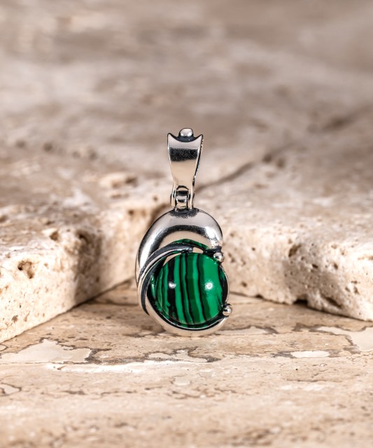 Sterling silver pendant with malachite