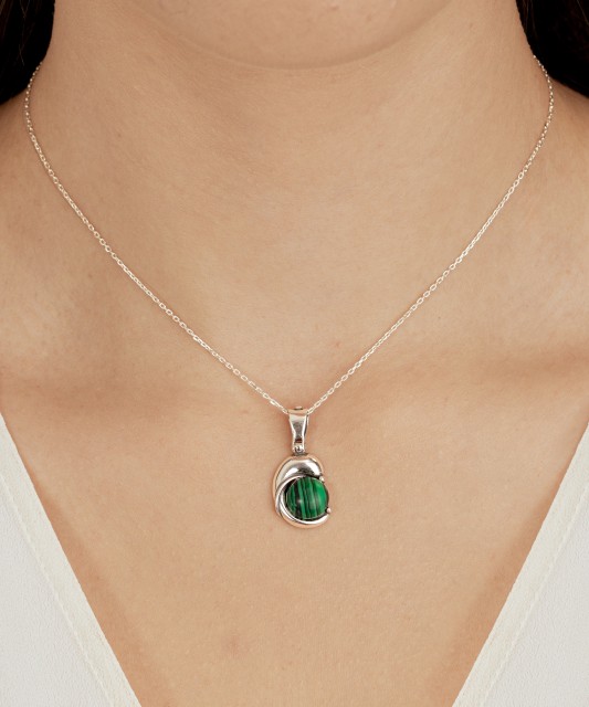 Sterling silver pendant with malachite