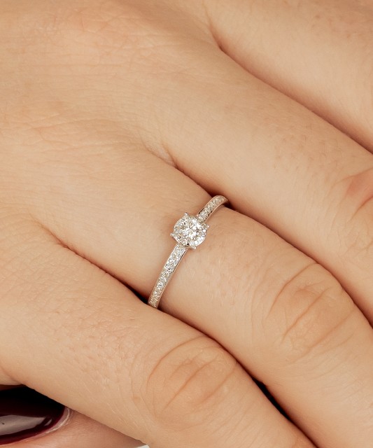 Valkokultainen sormus timanteilla