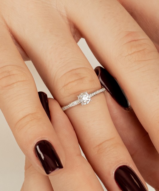 Valkokultainen sormus timanteilla