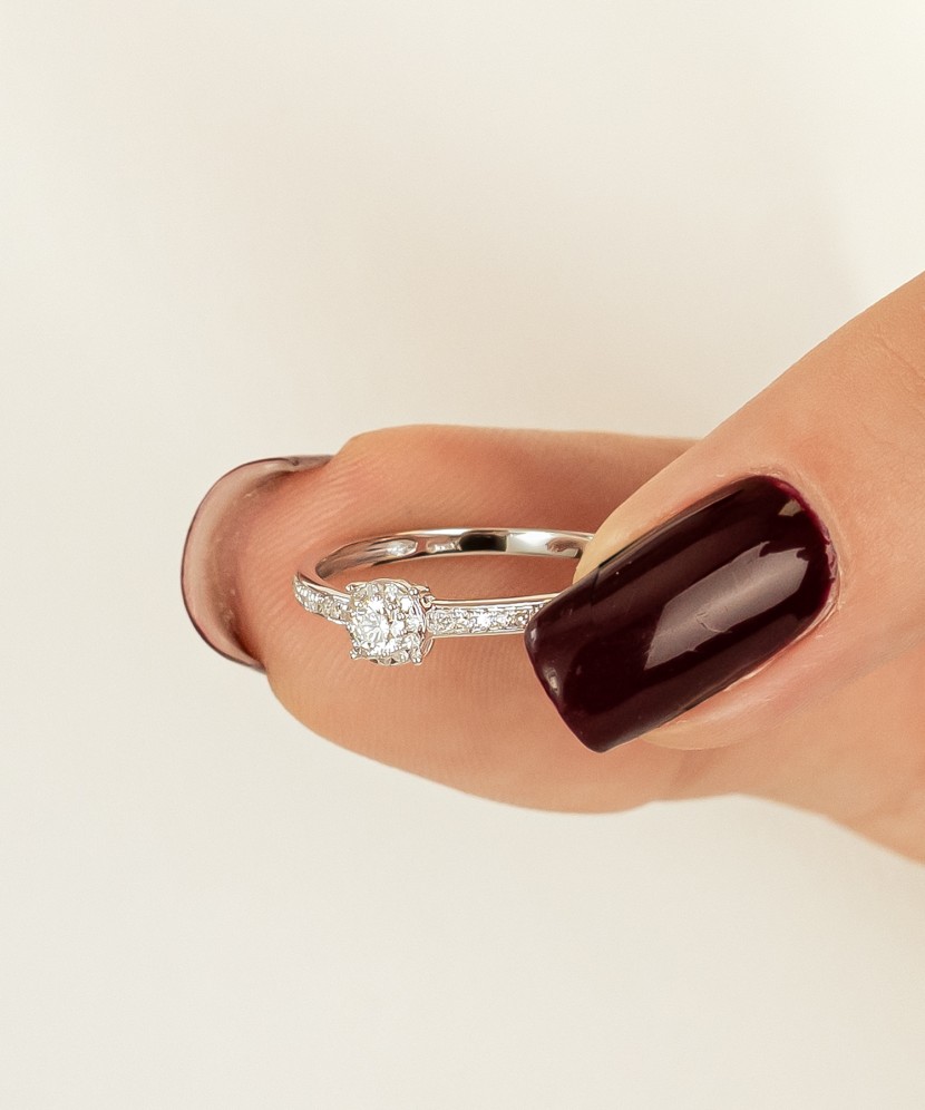 Valkokultainen sormus timanteilla