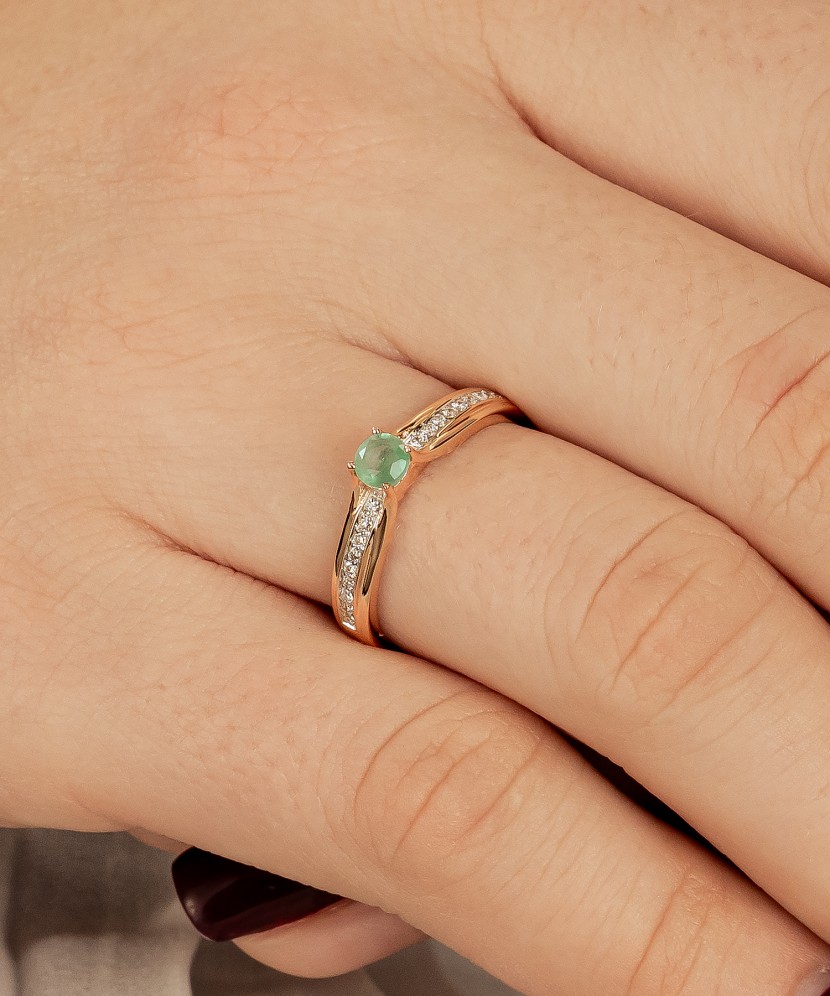 Gold ring with diamonds and emerald