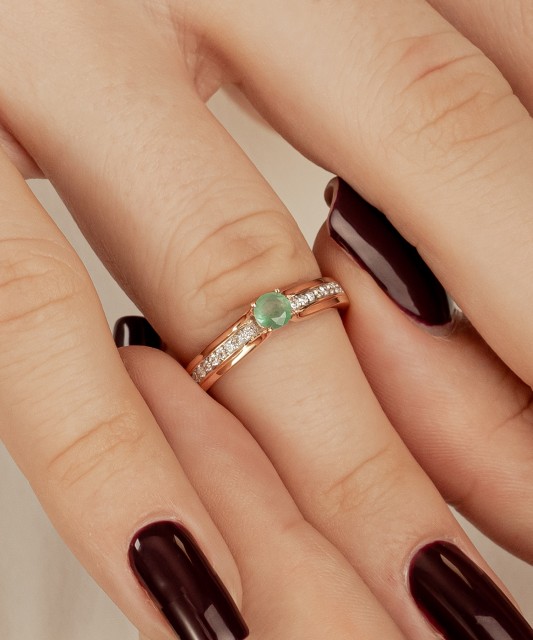 Gold ring with diamonds and emerald