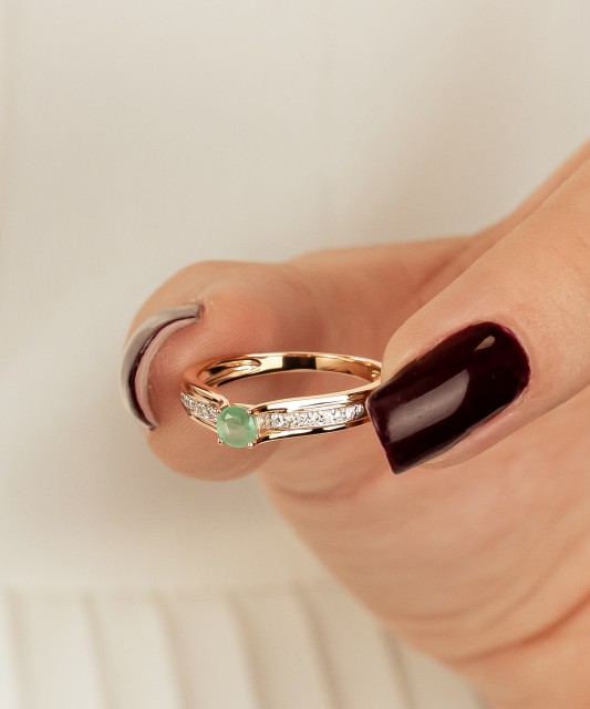 Gold ring with diamonds and emerald