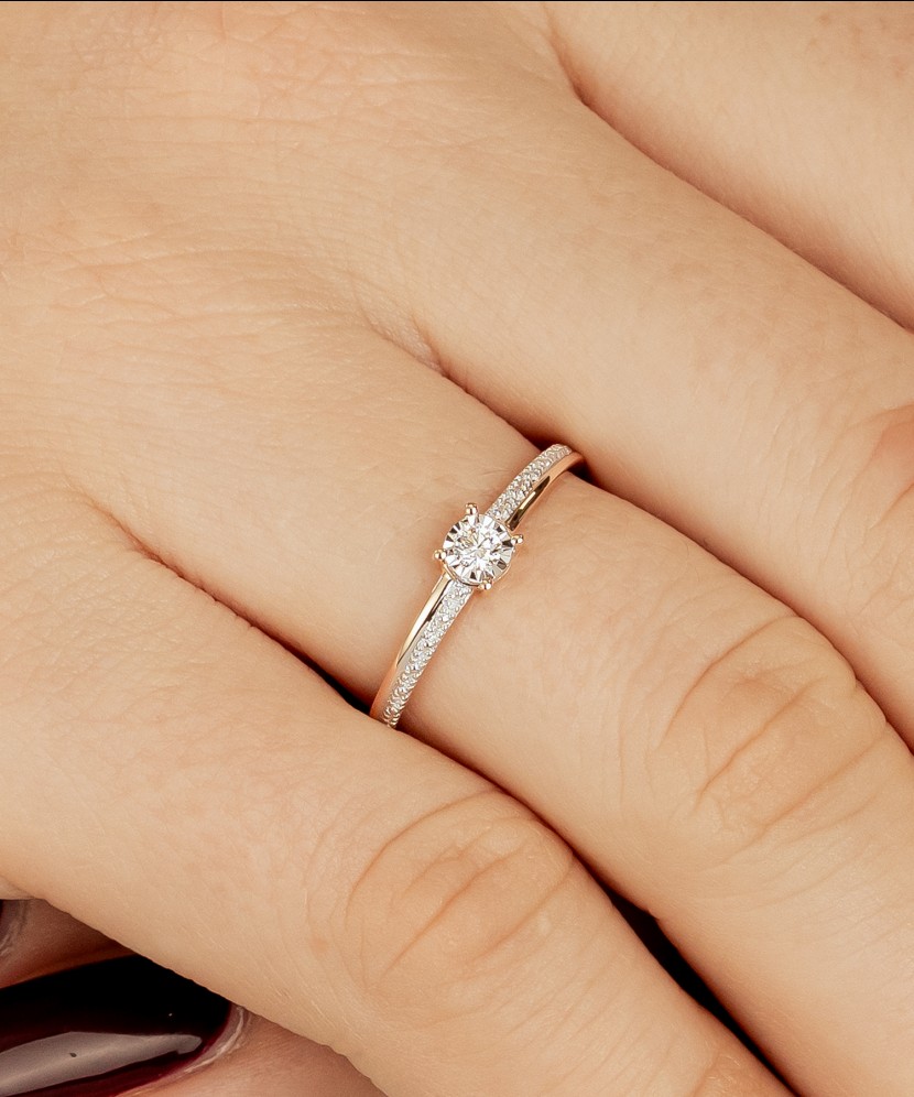 Gold ring with diamond