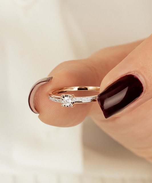 Kultasormus timantilla