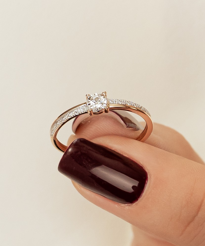 Gold ring with diamond