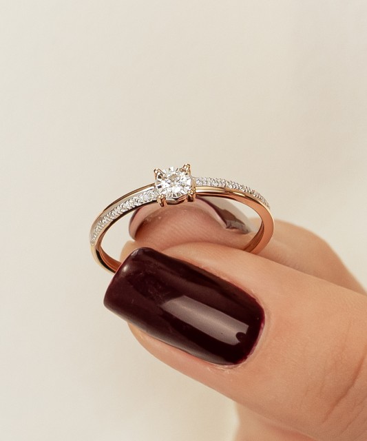 Kultasormus timantilla