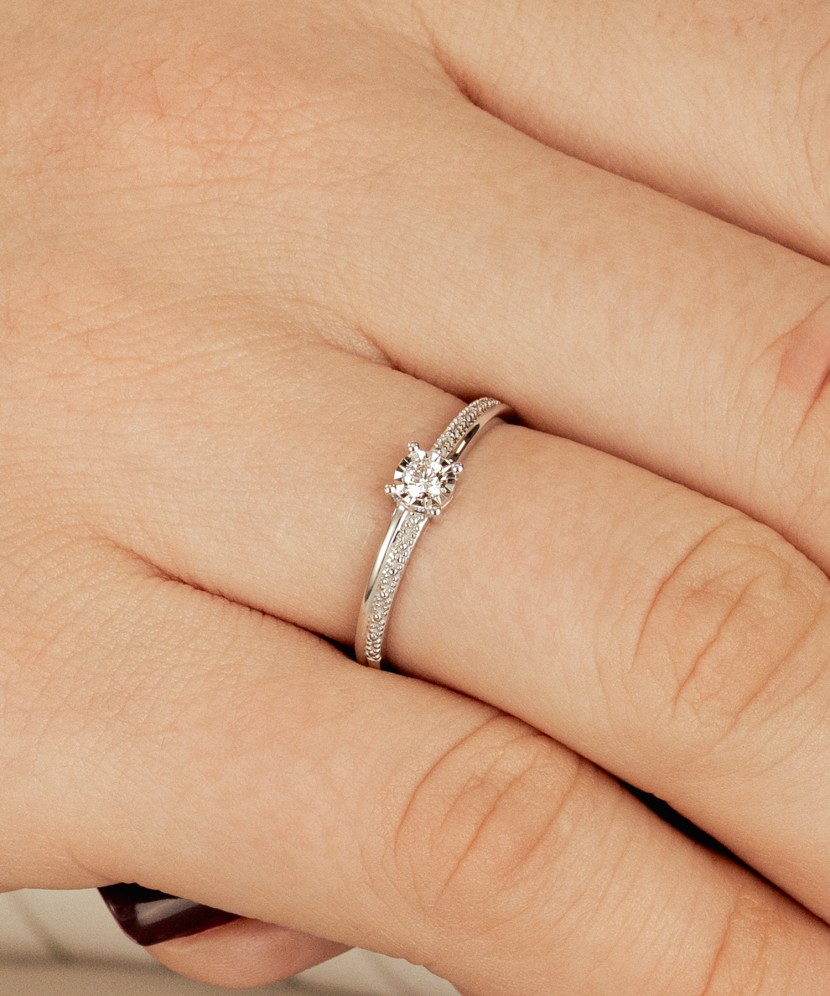 Valkokultasormus timantilla