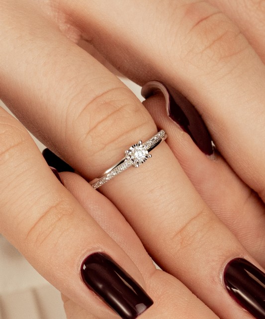 Valkokultasormus timantilla