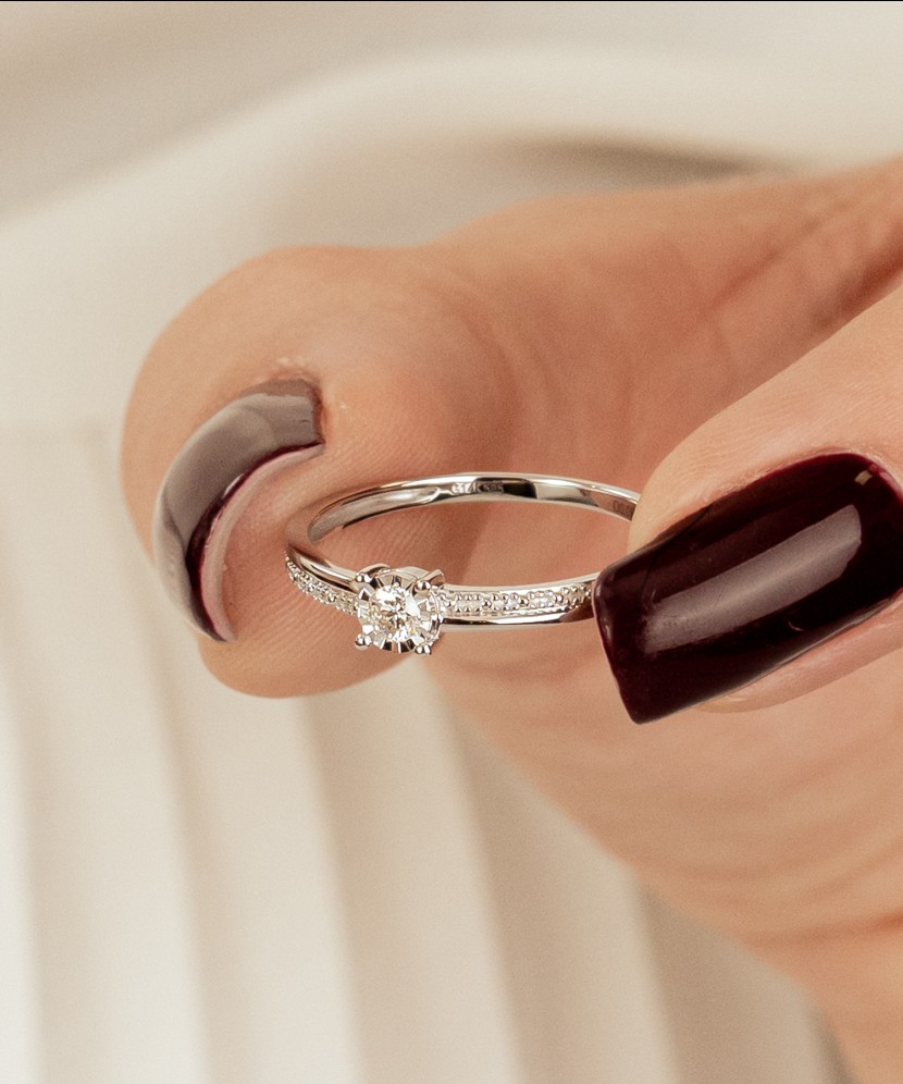 Valkokultasormus timantilla