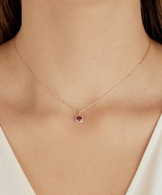 Kultariipus granaatilla ja timanteilla