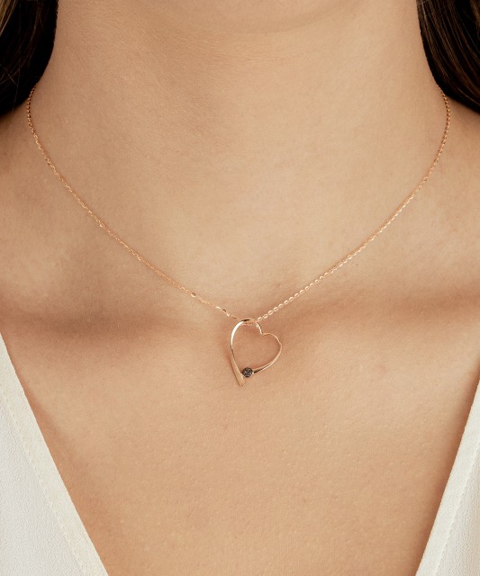 Kultainen riipus mustilla timanteilla “Sydän”