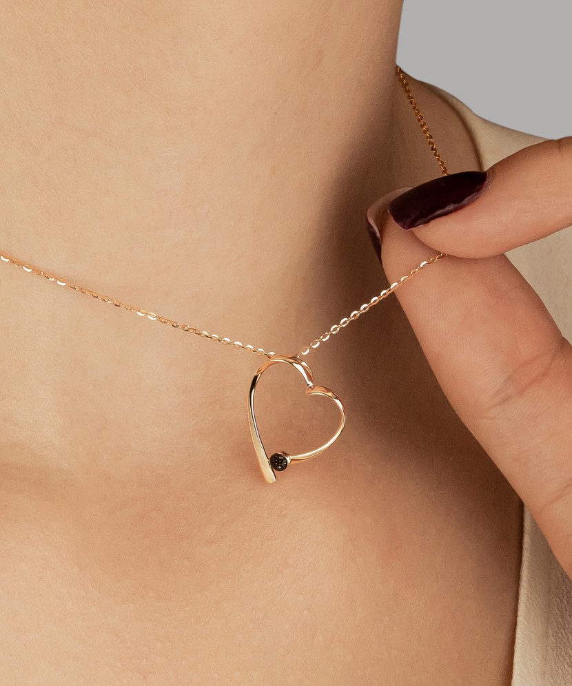 Kultainen riipus mustilla timanteilla “Sydän”