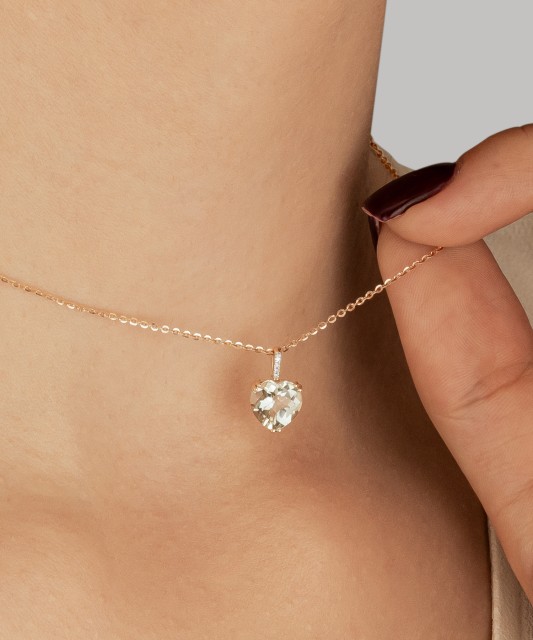 Kultainen riipus vihreällä ametistilla ja timanteilla