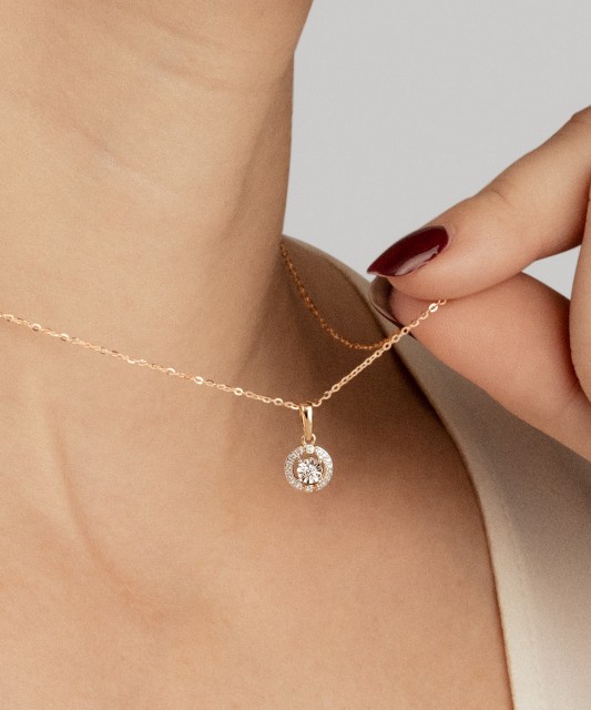 Gold pendant with diamonds