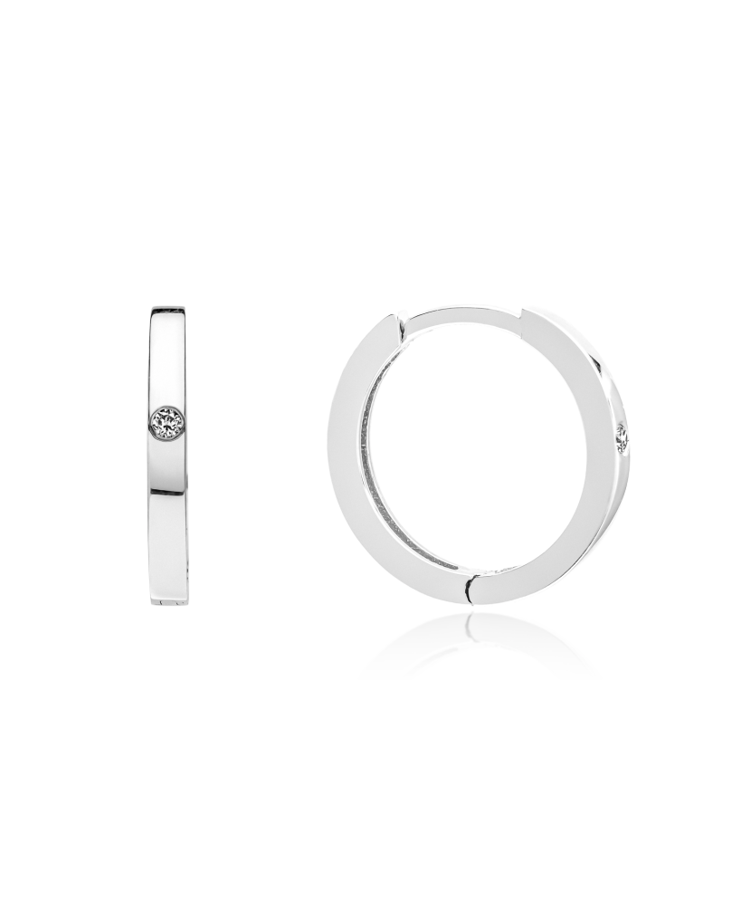 Valkokultaiset korvakorut timanteilla