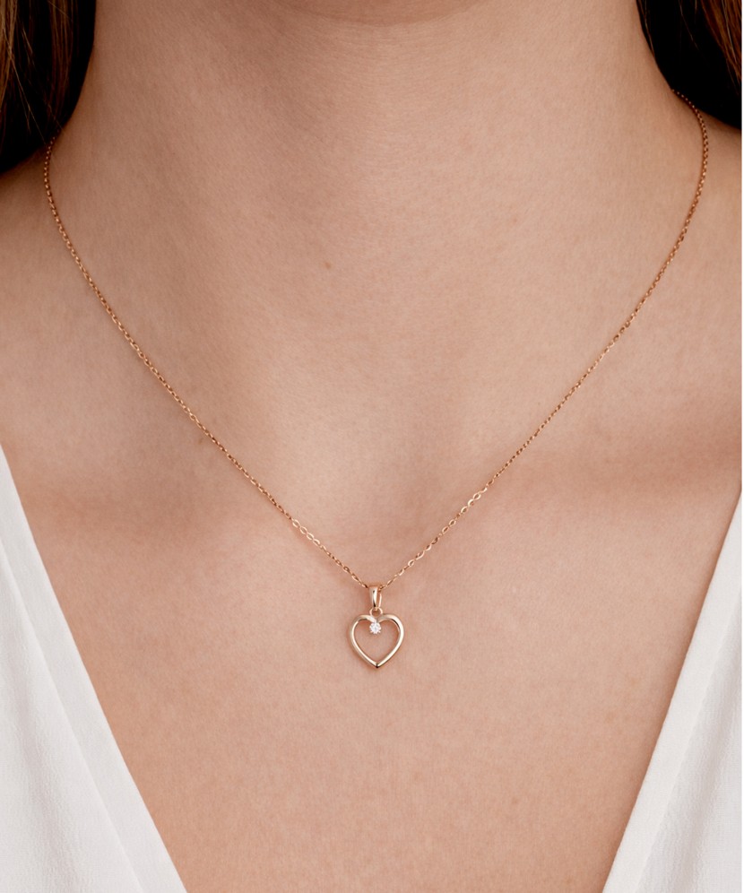 Gold pendant with diamond