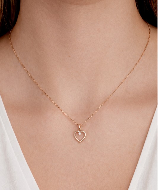 Gold pendant with diamond