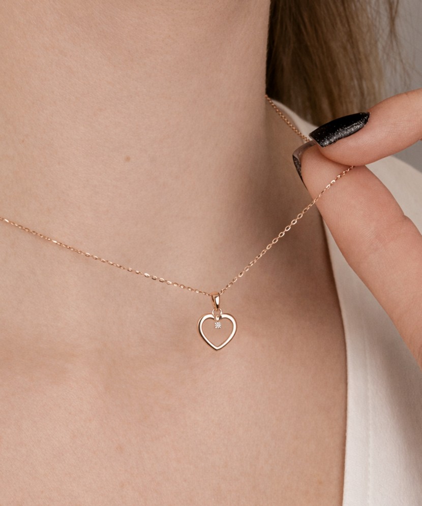 Gold pendant with diamond