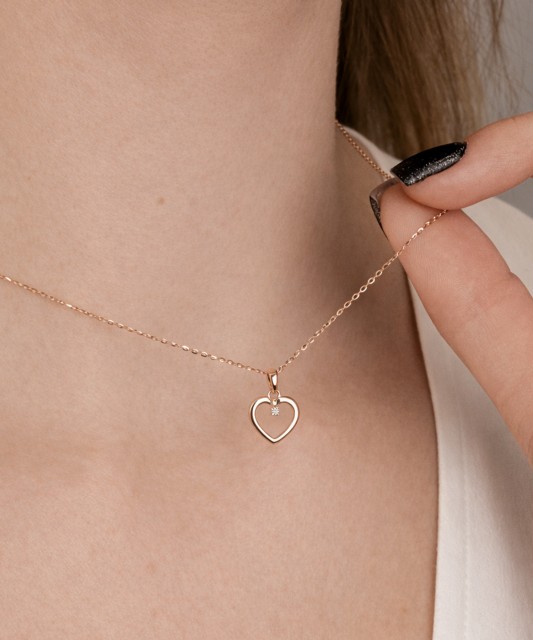 Kultainen riipus timantilla