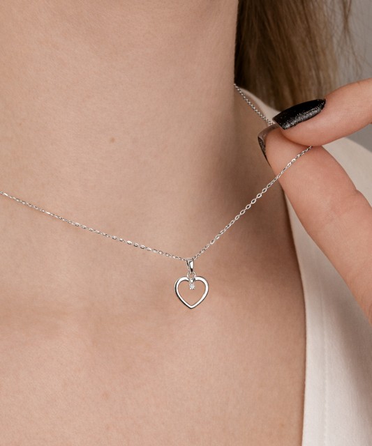 Kultainen riipus timantilla