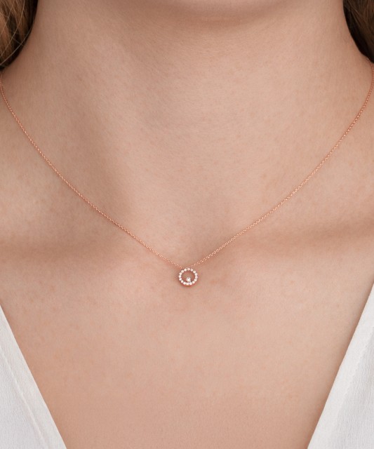 Kultainen kaulakoru timanttiriipuksella