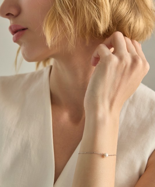 Hopeinen rannekoru helmelläja