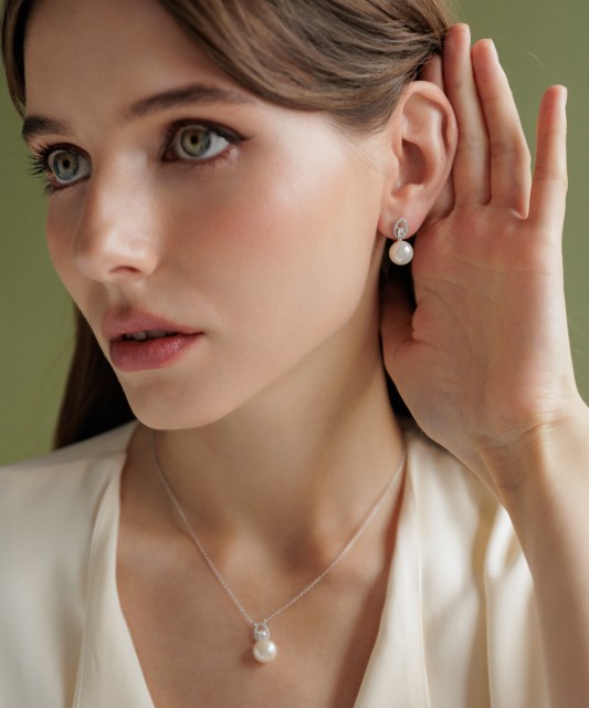 Hopeiset korvakorut helmillä ja zirkoneilla