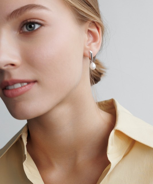 Hopeiset korvakorut helmillä