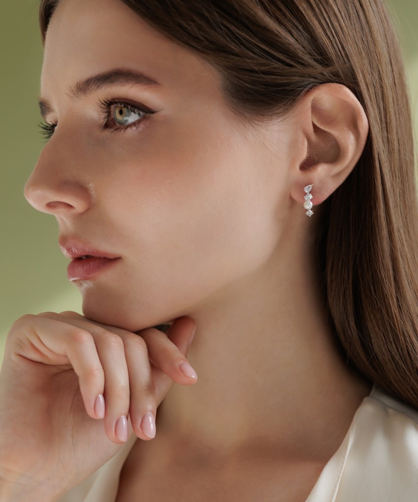 Hopeiset korvakorut helmillä ja zirkoneilla