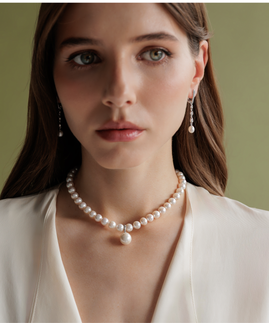 Hopeiset korvakorut helmillä ja zirkoneilla