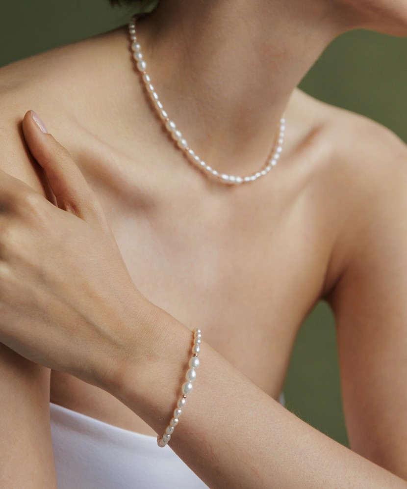 Helmi rannekoru hopealla kullattu