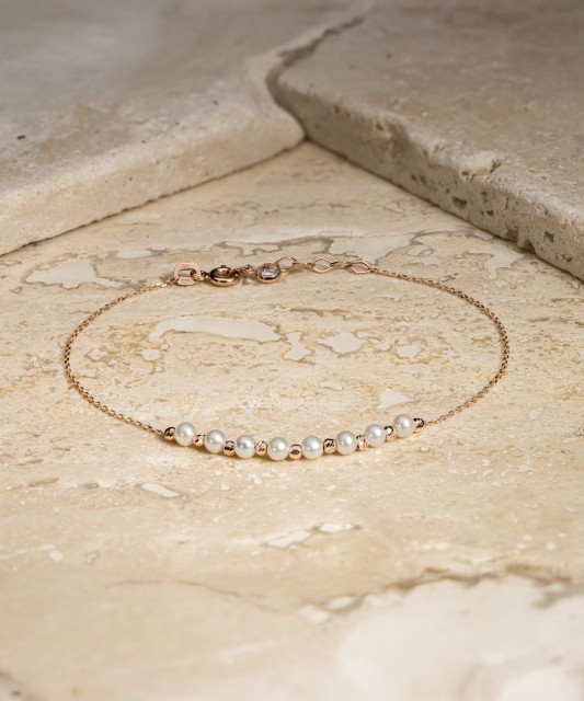 Gold bracelet with pearls