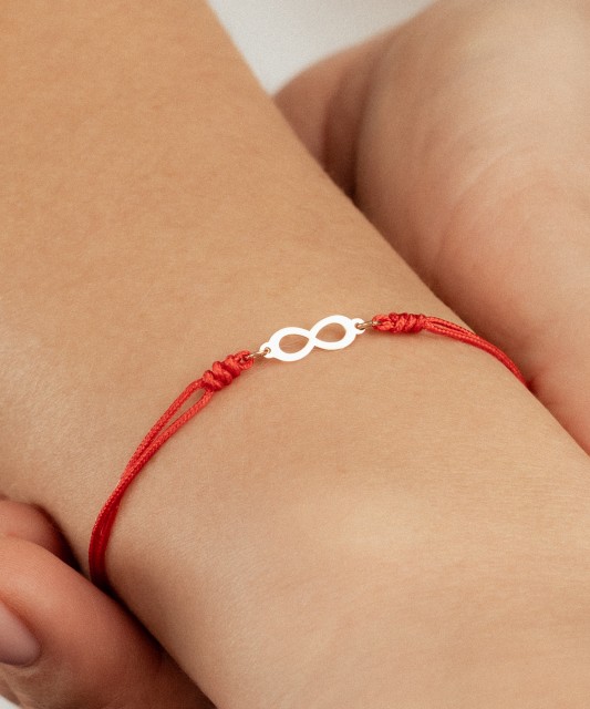 Punainen lanka rannekoru Kultaisella riipuksella "ääretön"