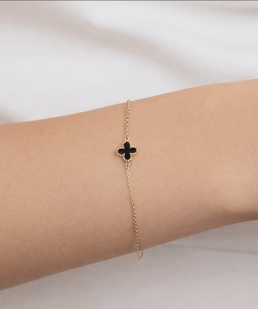 Gold bracelet with onyx