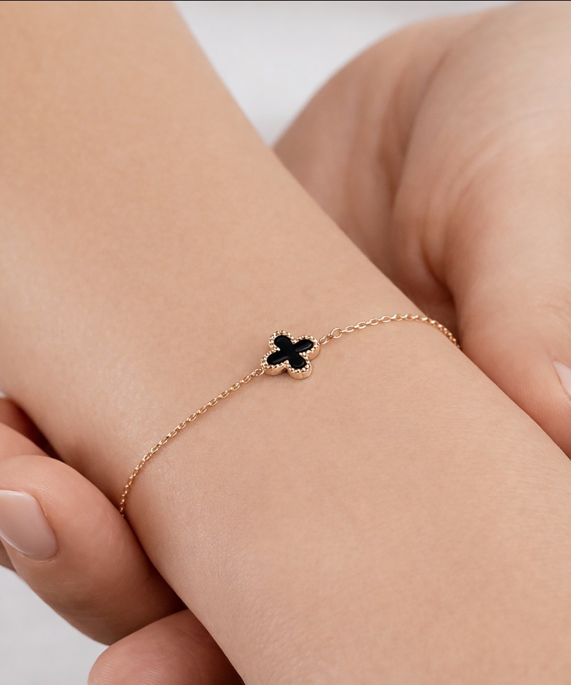 Kultainen rannekoru onyxilla