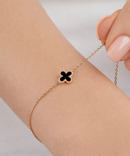 Gold bracelet with onyx