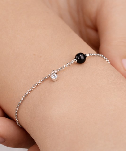 Hopeinen rannekoru helmelläja zirkonia