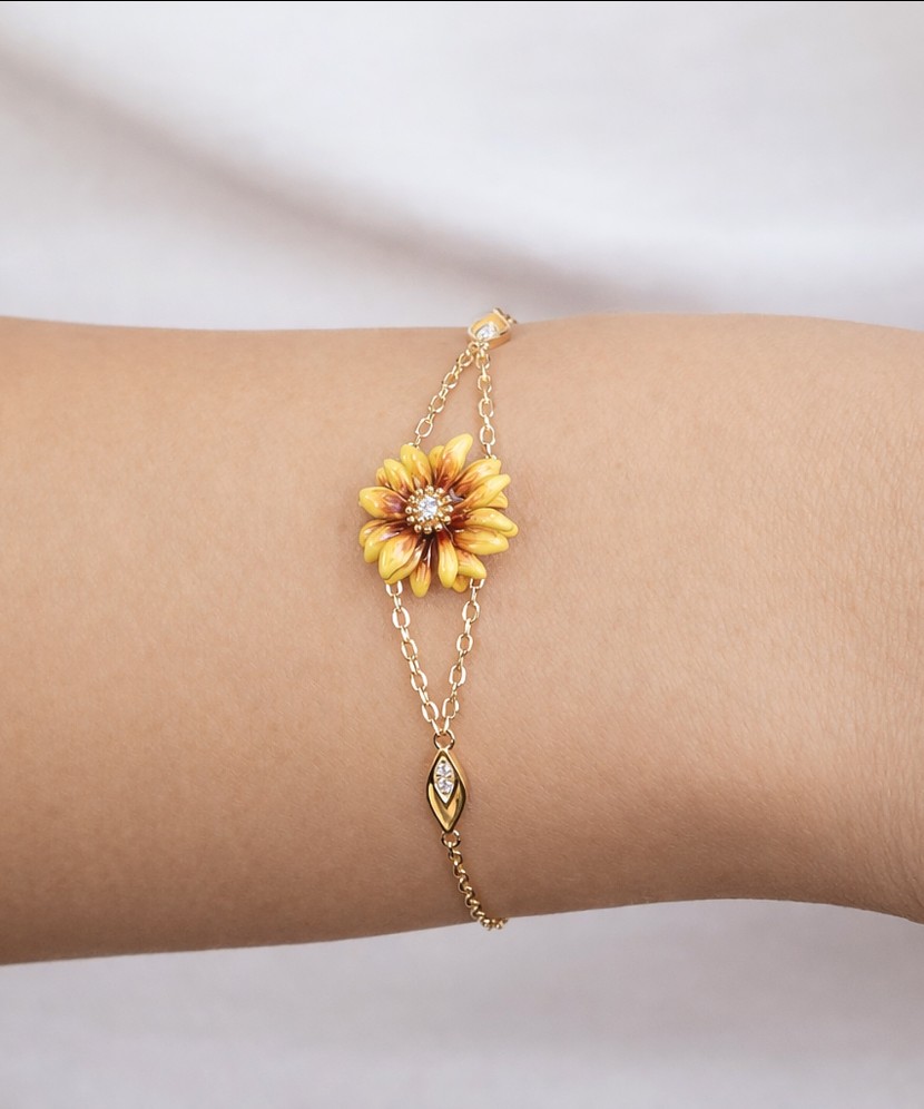 Kullattu Hopeinen rintaneula emalilla ja zirkoneilla