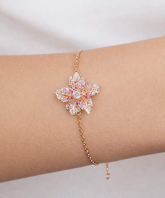 Hopeinen rannekoru zirkoneilla kullalla peitetty