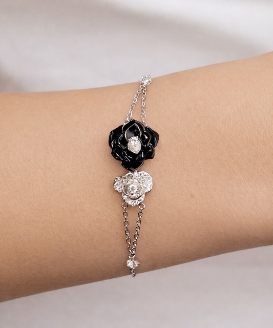 Hopeinen rannekoru emalilla