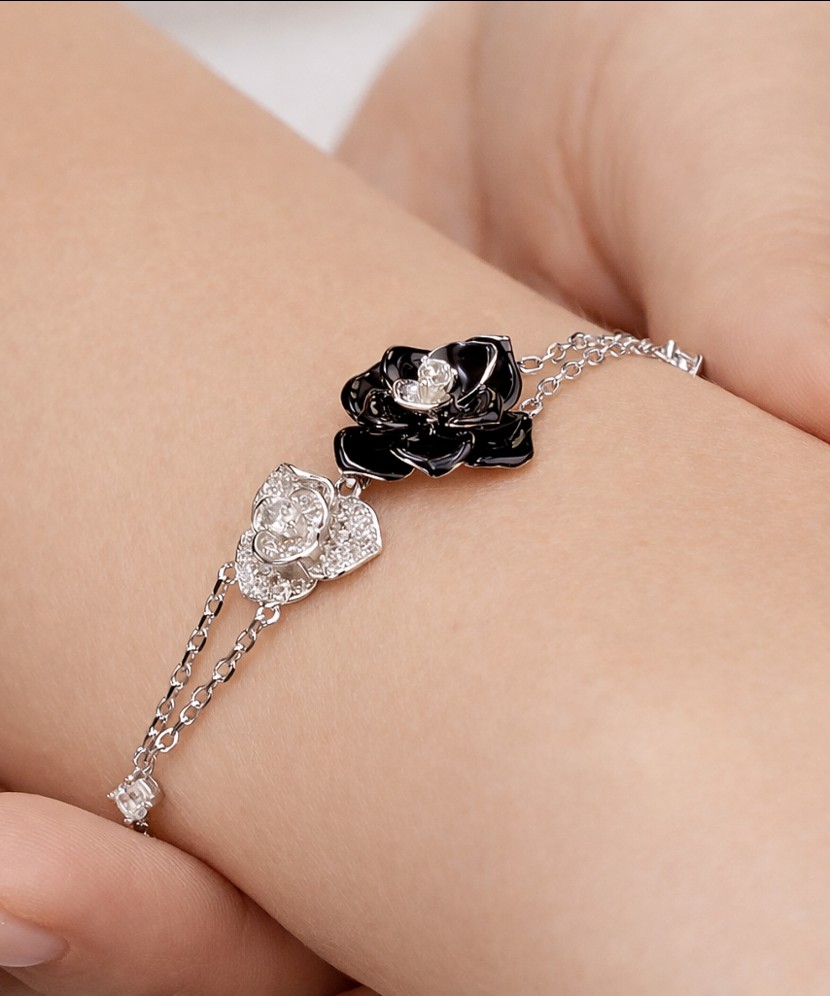 Hopeinen rannekoru emalilla