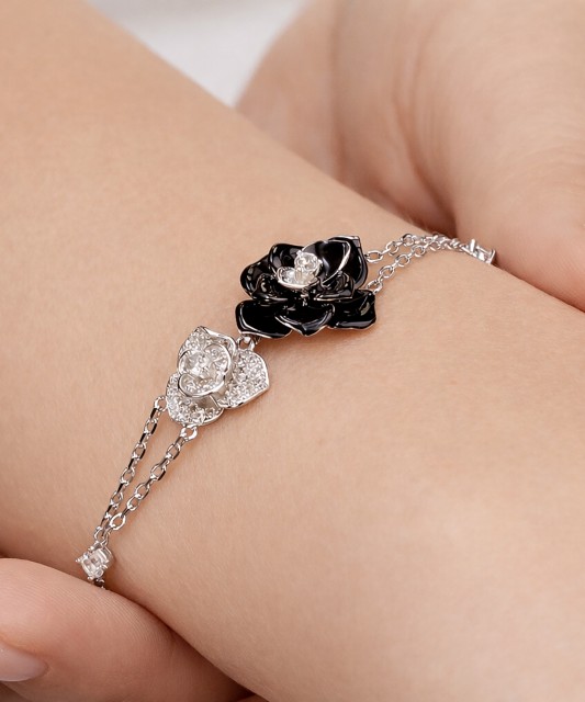 Hopeinen rannekoru emalilla